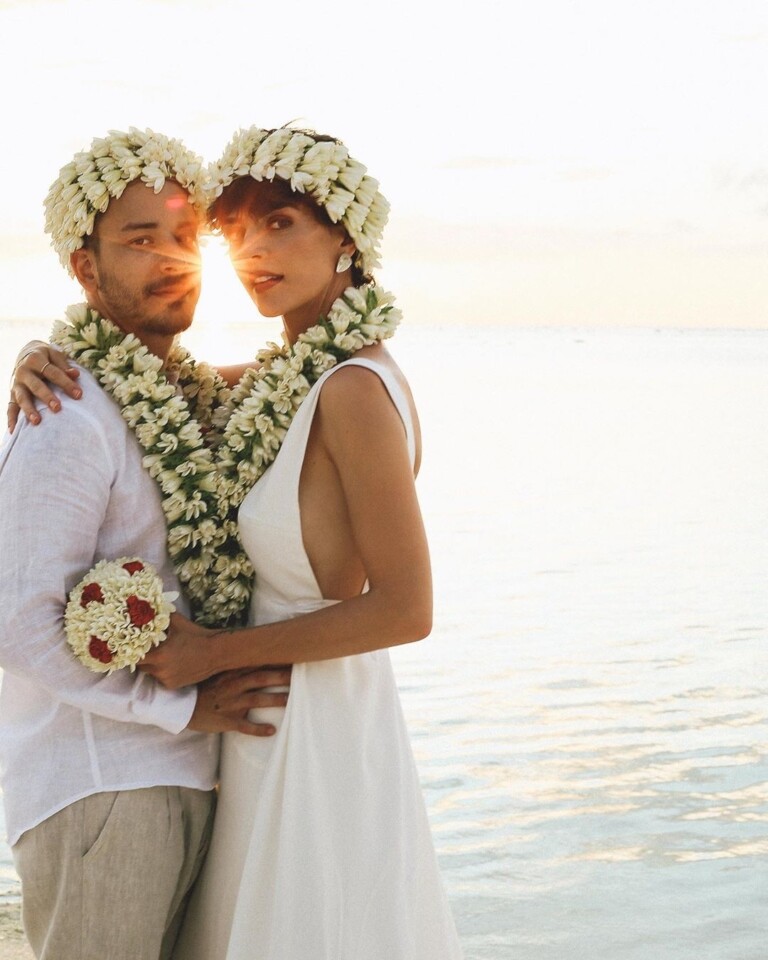 Junior Lima faz novo casamento na Polinésia Francesa para celebrar cinco anos de união
