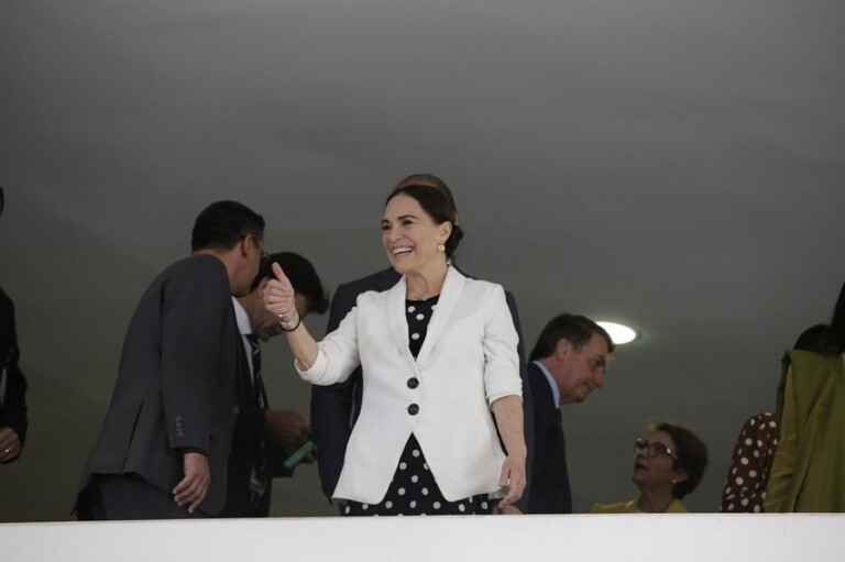 Em rede social, Michelle Bolsonaro elogiou Regina Duarte