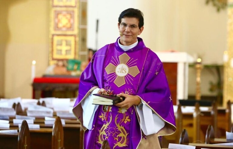 Padre Reginaldo Manzotti teve a ideia de espalhar fotos de fieis pela igreja