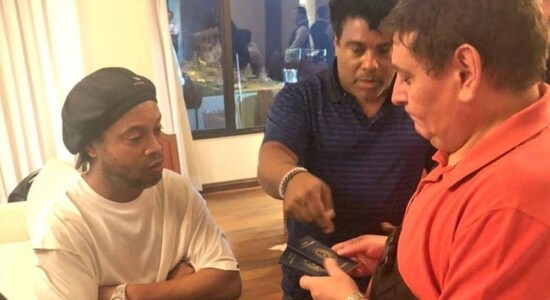 Ronaldinho e irmão, Assis, estão detidos em hotel