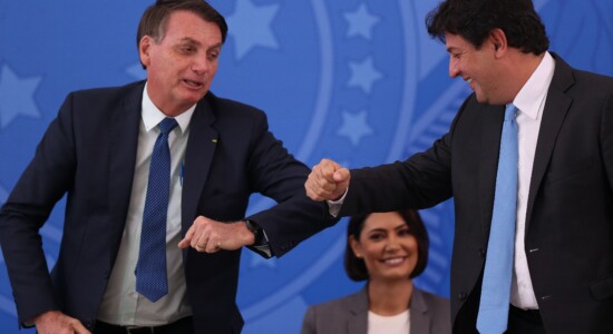 Bolsonaro cumprimenta Mandetta durante posse de novo ministro da Saúde
