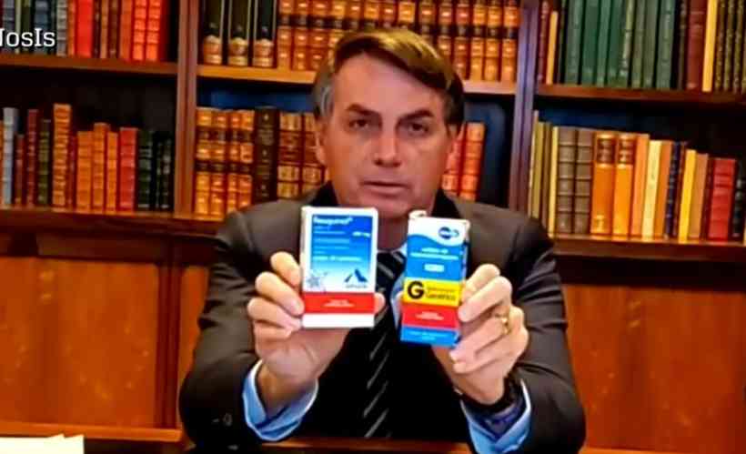Jair Bolsonaro com caixas de hidroxicloroquina