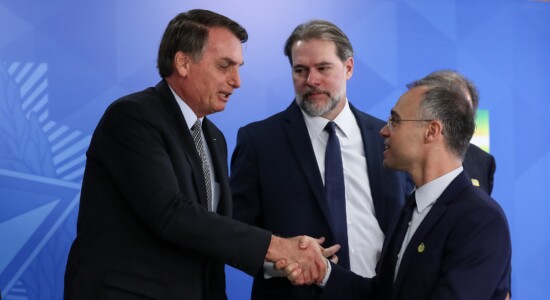 Presidente Jair Bolsonaro cumprimenta André Mendonça