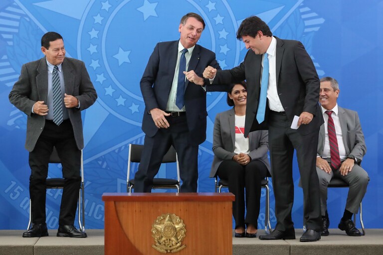 Durante posse do novo ministro da Saúde, Bolsonaro e Mandetta se cumprimentam com cotovelo