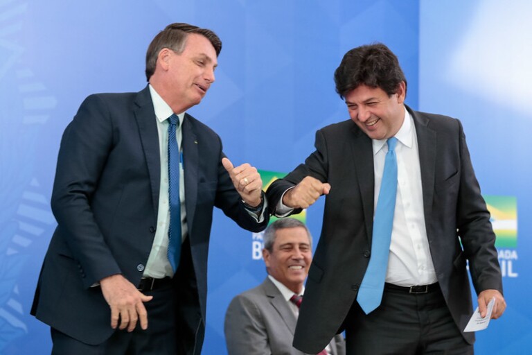 Durante posse do novo ministro da Saúde, Bolsonaro e Mandetta se cumprimentam com cotovelo