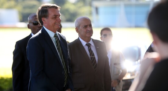 Bolsonaro fala com apoiadores na saída do Alvorada