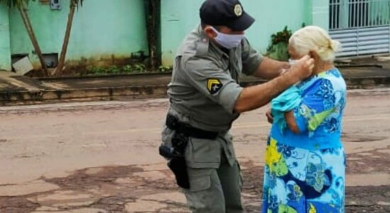 Cabo da polícia militar ajuda idosa com doação de máscara