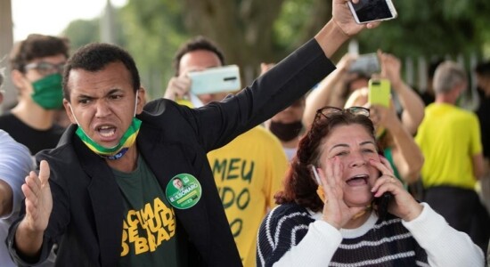 Apoiadores de Jair Bolsonaro hostilizam membros da imprensa em frente ao Palácio da Alvorada