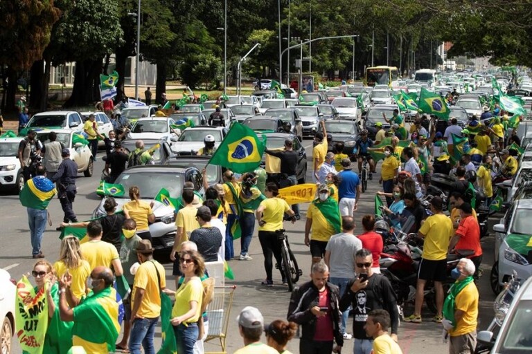 Manifestantes fazem atos de apoio a Bolsonaro e críticas a Maia, Moro e STF