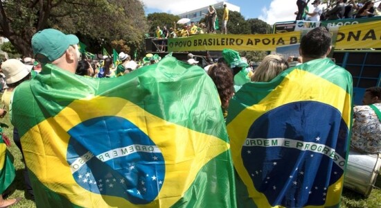 Manifestantes durante atos no Brasil