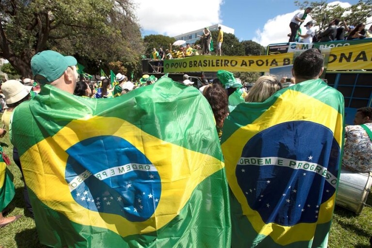 Manifestantes fazem atos de apoio a Bolsonaro e críticas a Maia, Moro e STF