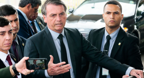 Bolsonaro em conversa com jornalistas na saída do Alvorada