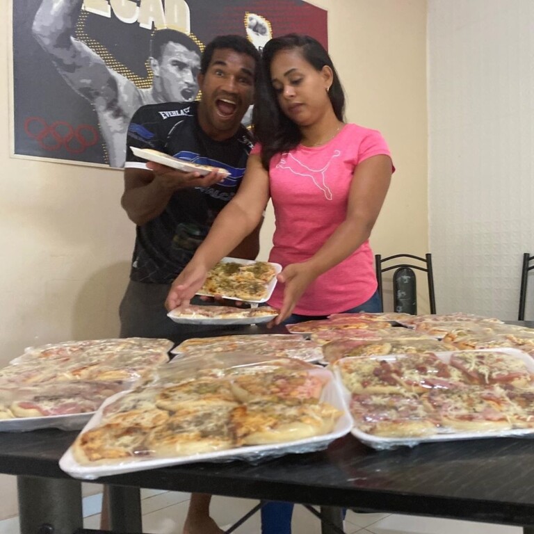 Esquiva Falcão vende pizzas durante a quarentena