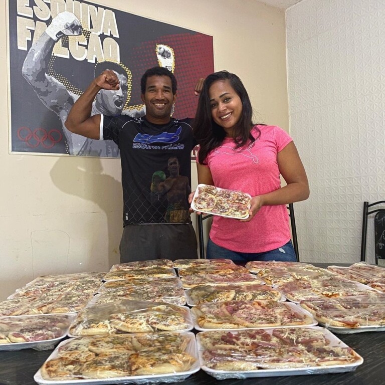 Esquiva Falcão vende pizzas durante a quarentena