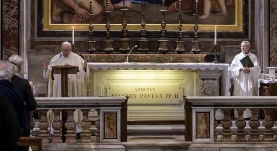 Papa volta a celebrar missa com público no Vaticano