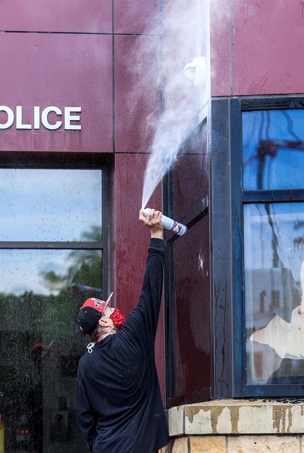 Vandalismo e saques marcam período de caos na cidade de Minneapolis