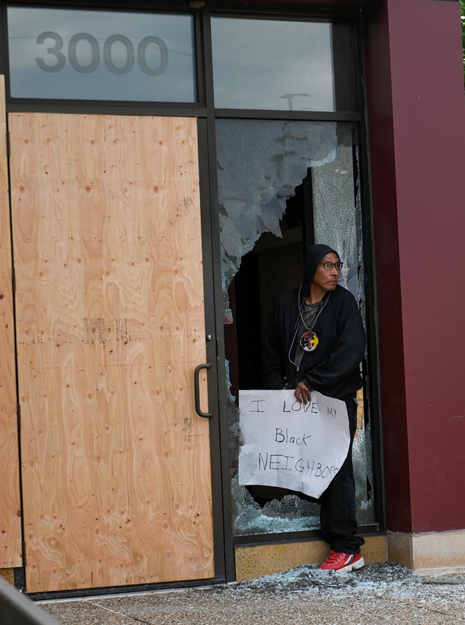 Vandalismo e saques marcam período de caos na cidade de Minneapolis