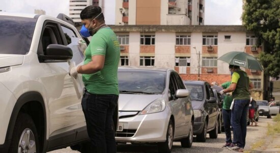 Drive-thru para distribuição de cloroquina a clientes da Unimed de Belém do Pará