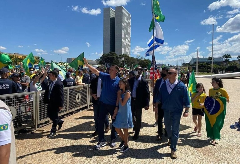 Bolsonaro cumprimenta apoiadores em ato de apoio