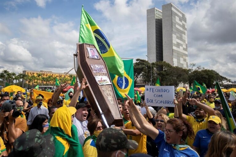 Durante ato em Brasília, Bolsonaro disse que Brasil sairá mais forte da pandemia