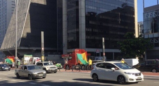 Caminhoneiros fazem buzinaço a favor de Bolsonaro