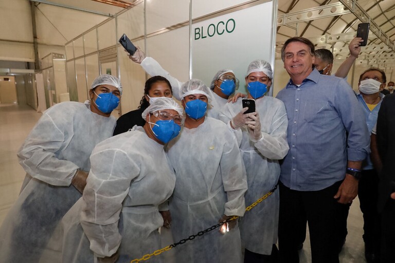 Bolsonaro participa de inauguração de hospital de campanha federal