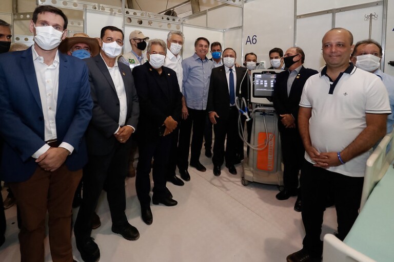 Bolsonaro participa de inauguração de hospital de campanha federal