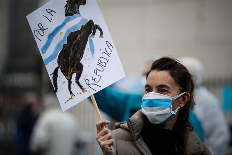 Argentinos protestam contra Alberto Fernández