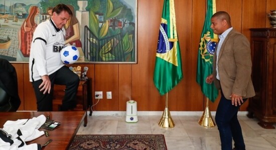 Presidente Jair Bolsonaro jogando bola com Marcelinho Carioca