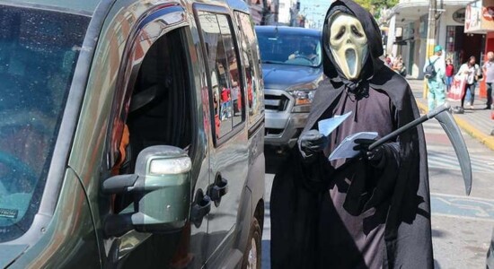 A morte foi contratada para reforçar o uso da máscara na cidade de Formiga, em Minas Gerais