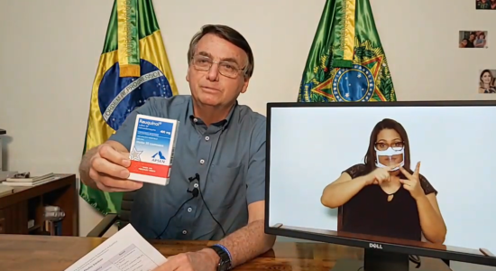Presidente Jair Bolsonaro com caixa de Hidroxicloroquina