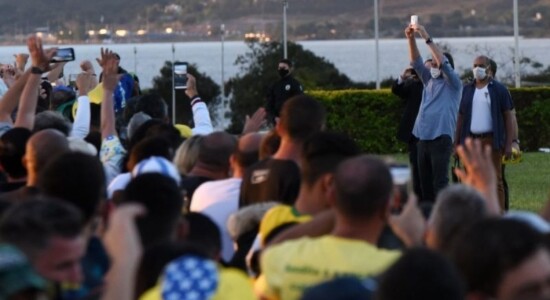Bolsonaro levanta cloroquina aos apoiadores que estavam em ato pró-governo