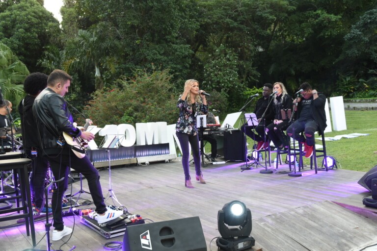 Marine Friesen canta Alfa e Ômega e outros hits na live da MK Music