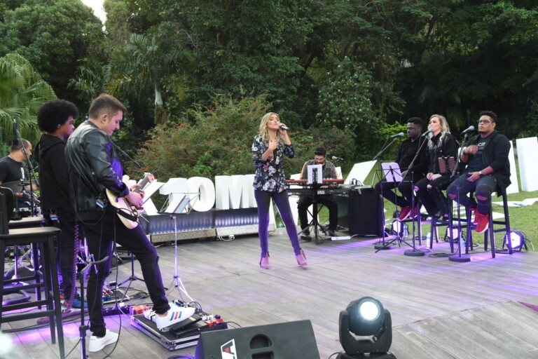 Marine Friesen canta Alfa e Ômega e outros hits na live da MK Music