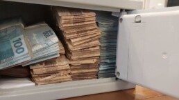 Polícia encontrou cofre cheio de dinheiro