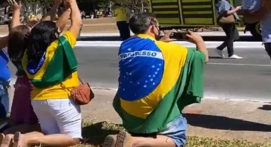 Cristãos oram pelo Brasil e por Bolsonaro