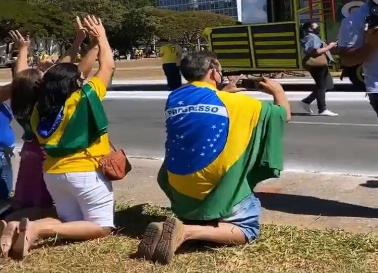 Cristãos oram pelo Brasil e por Bolsonaro
