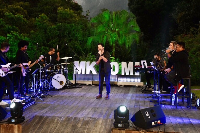 Pr. Lucas canta no palco da live especial da MK Music