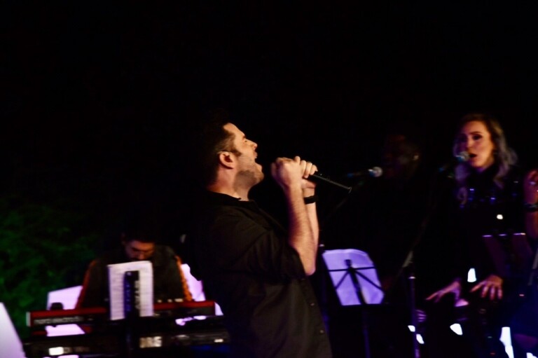 Pr. Lucas canta no palco da live especial da MK Music
