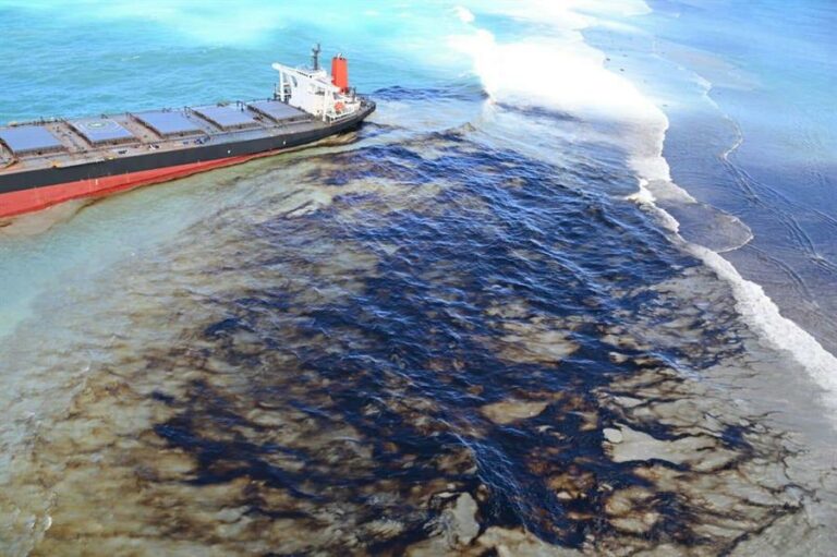 Vazamento de mil toneladas de óleo atinge Ilhas Maurício