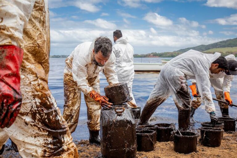 Vazamento de mil toneladas de óleo atinge Ilhas Maurício