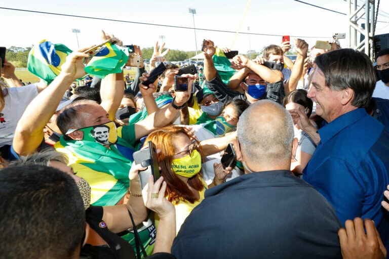 Bolsonaro é recebido por multidão em Foz do Iguaçu