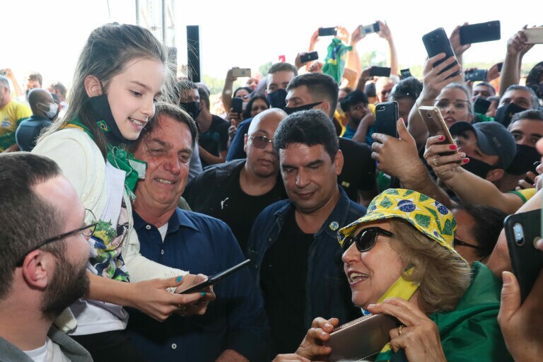 Bolsonaro é recebido por multidão em Foz do Iguaçu
