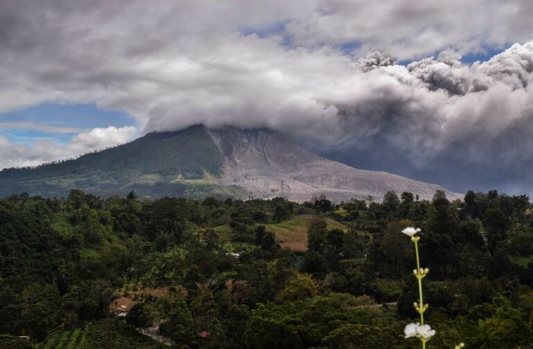 Indonésia: Erupção de vulcão gera coluna gigante de cinzas