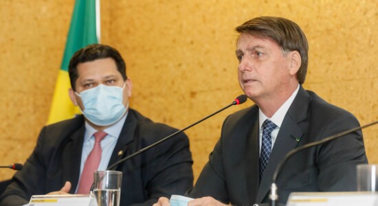 Bolsonaro faz anúncio de que vai ajudar população libanesa