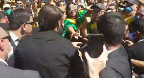 Bolsonaro é recebido por multidão