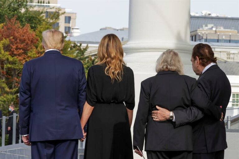 Donald Trump participa de funeral do irmão Robert