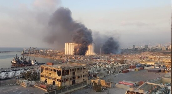 Explosão arrasa área portuária de Beirute, no Líbano