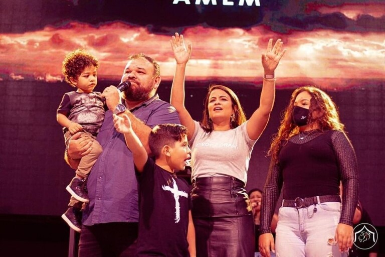 Marcus Salles ao lado da esposa e dos filhos Asafe, Matias e Rebeca