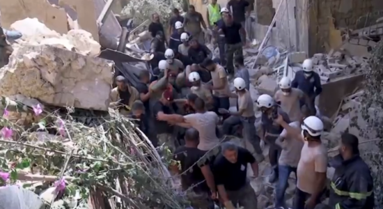 Líbano: Homem é resgatado com vida após 16h sob escombros